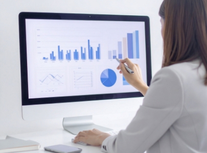 PCで解析している女性