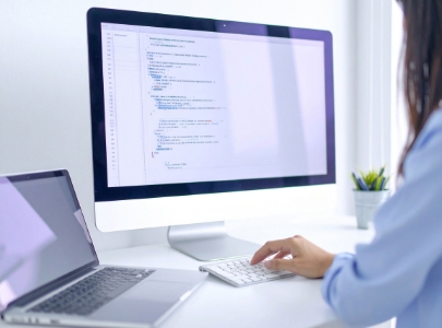 PCでコーディングしている女性