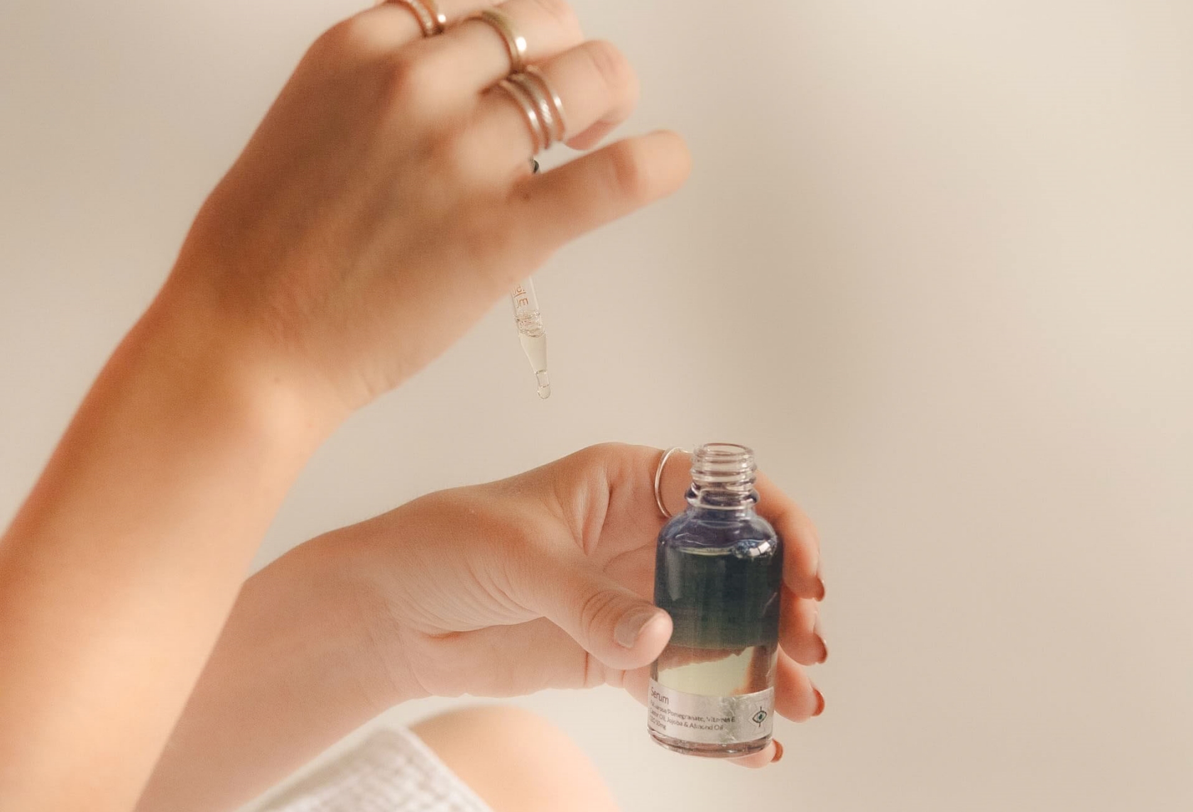 エッセンスを手の甲に垂らしているところ